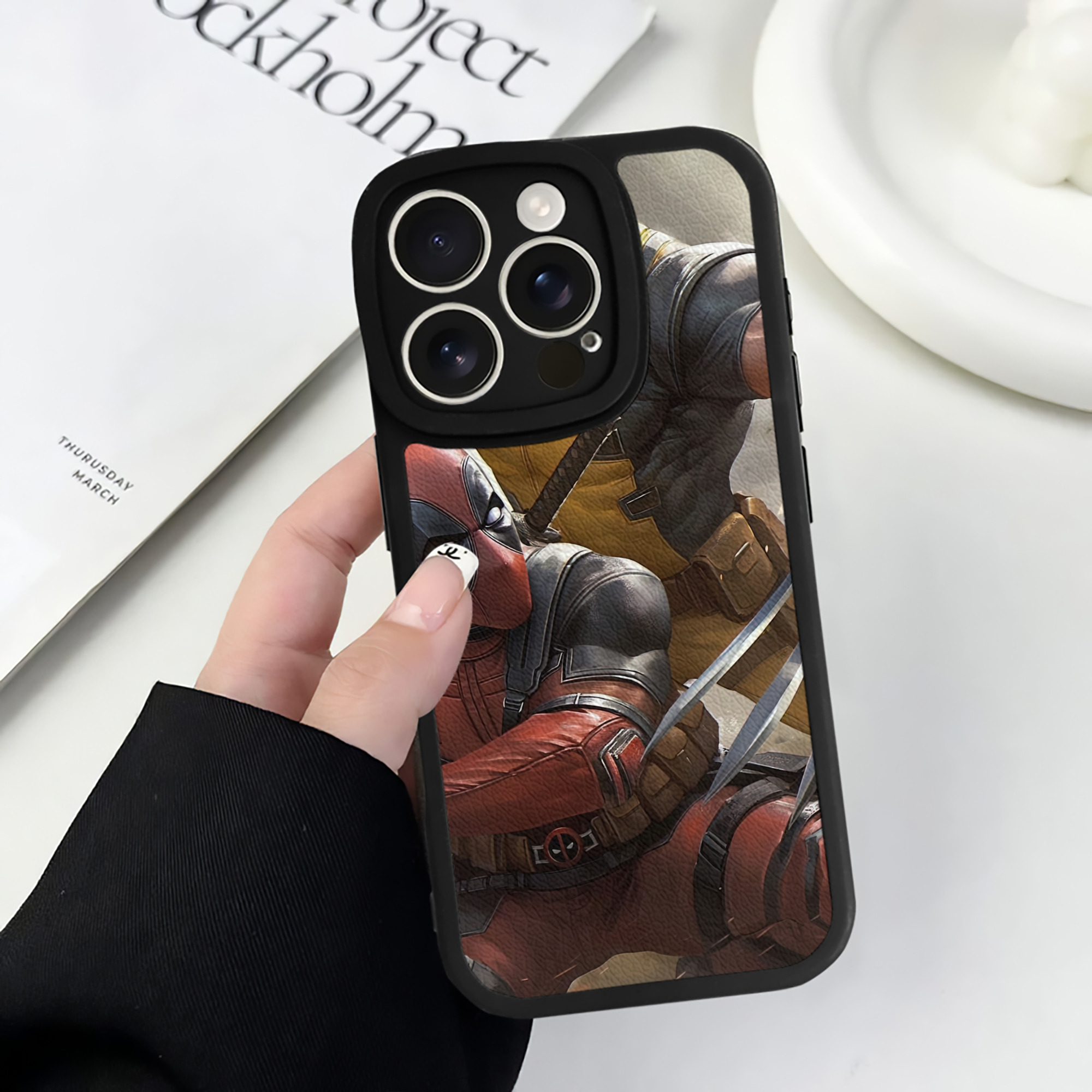 （画像用） Deadpool デッドプール 【iPhone 16シリーズ対応】シリコンスマホケース（レザー調） 材質：シリコン